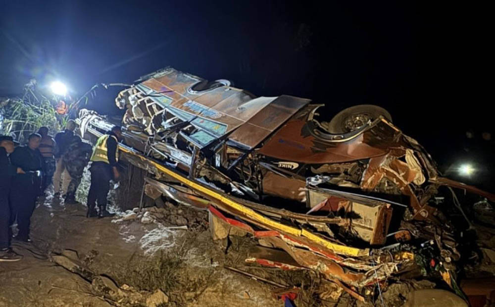 बारामा बस र ट्रक आपसमा ठोक्किए, ३ जनाको मृत्यु, २७ जना घाइते