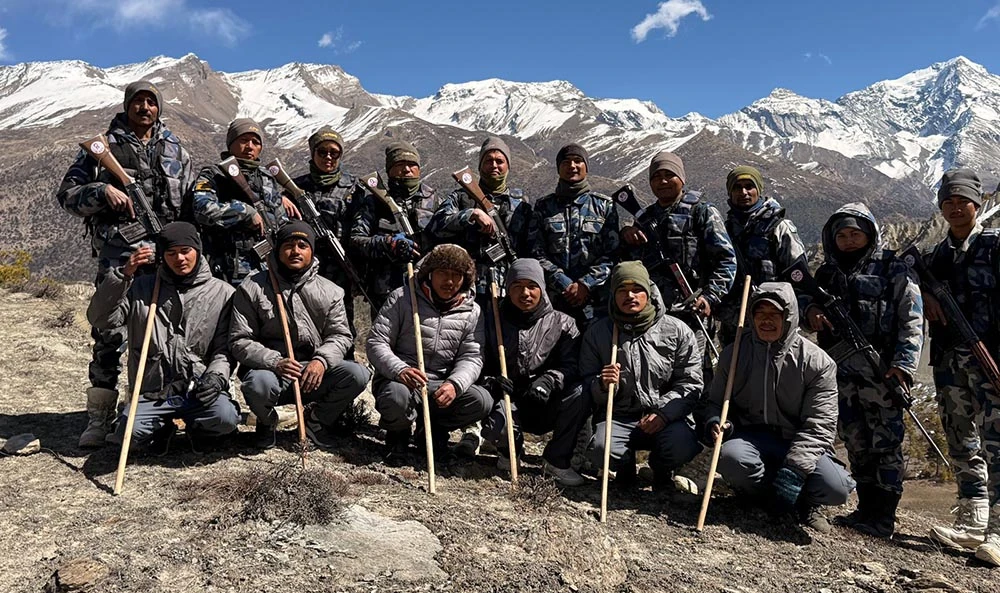 काेराेनाबारे जनतालाई सचेत गराउदै प्रहरी सडकमा