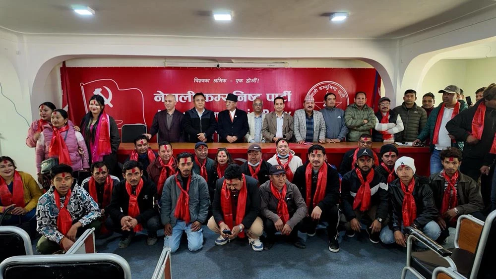 दोलखाका एमाले नेताकार्यकर्ता नेपाली कम्युनिष्ट पार्टीमा प्रवेश