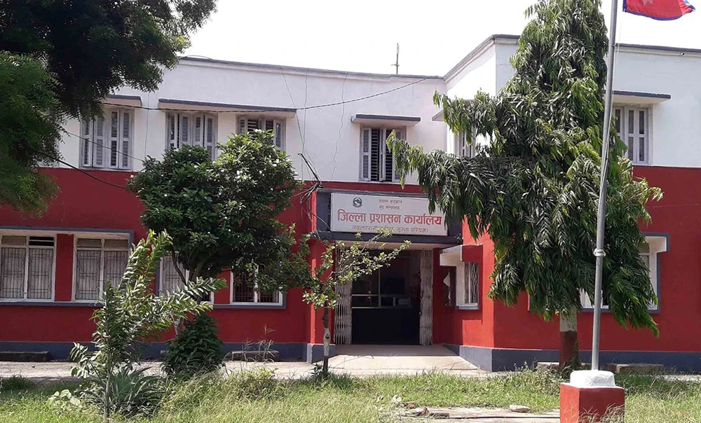 प्रभावशाली बचत समूहद्वारा प्रतापपुर आईसाेलेसन कक्षलाई स्वास्थ्य सामग्री सहयाेग