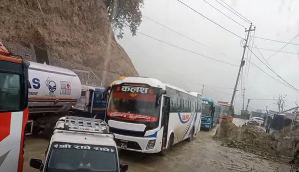 कुलेखानी फाखेल काठमाडौँ सडक पुर्ण रुपमा अवरुद्ध