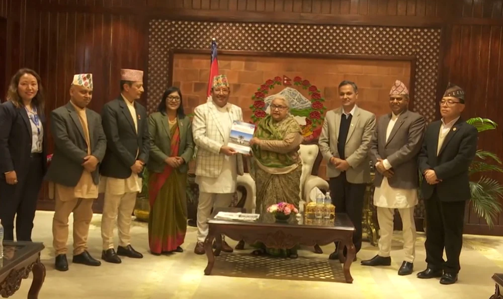 प्रधानमन्त्री कार्कीसँग निर्वाचन आयोगका पदाधिकारी तथा कर्मचारीको भेटवार्ता