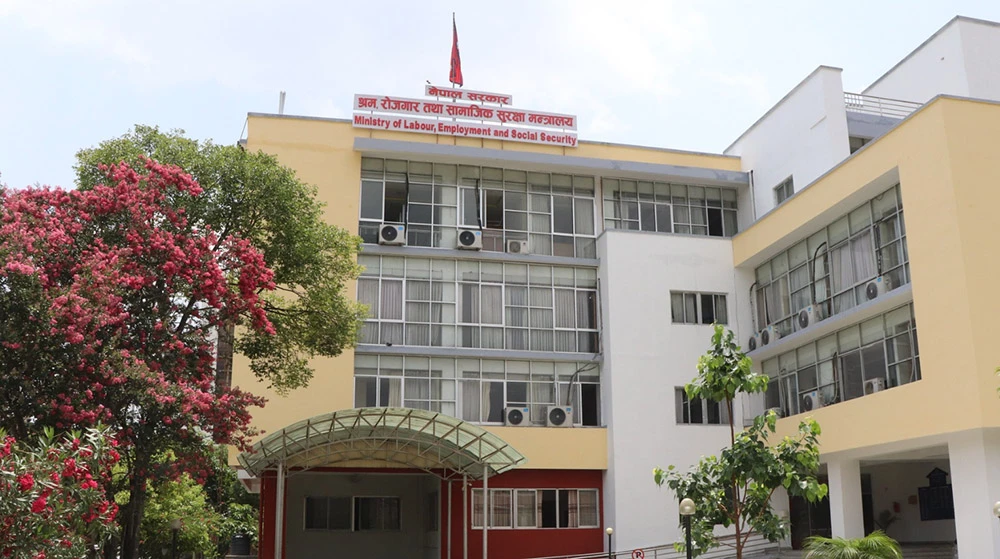 विदेशको कमाइले श्रीमतिको नाममा जग्गा पास, श्रीमति अर्कै पुरुषसँग टाप !