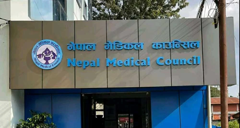 नेपाली नागरिकता त्यागेका १७ डाक्टरको लाइसेन्स खारेज