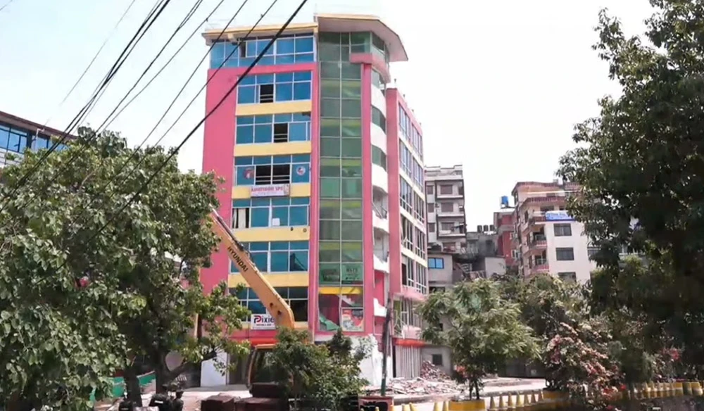 मनोहरा क्षेत्रमा डोजर चल्दा अवलोकन गर्न पुगे प्रहरी महानिरीक्षक कार्की