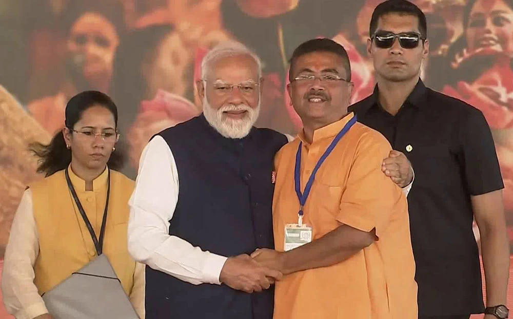 पश्चिम बंगालका नयाँ मुख्यमन्त्री अधिकारीले लिए शपथ