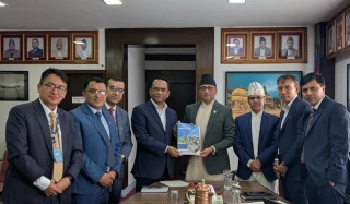 राष्ट्रबैकले अर्थमन्त्रीलाई बुझायो बजेट समीक्षा प्रतिवेदन