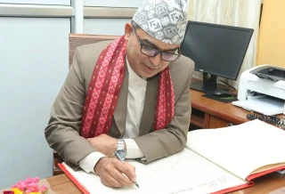 प्रतिनिधि सभाका सचिव अधिकारीले गरे शपथ तथा पदभार ग्रहण