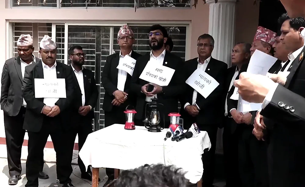 नेपाल बार परिसरमा लालटिन बालेर न्यायको खोजी
