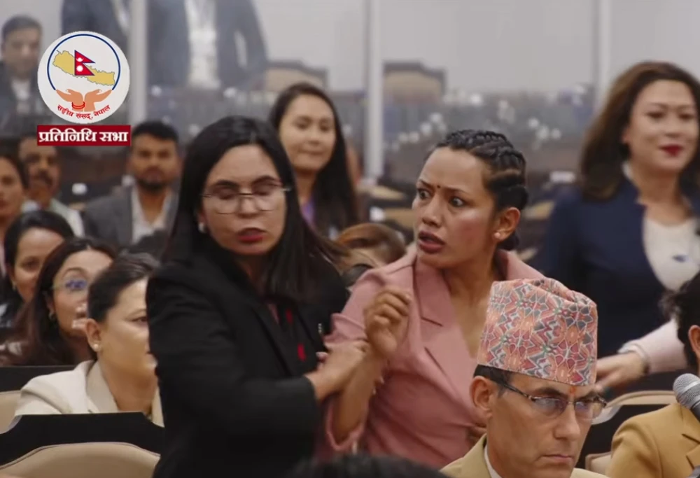 भारतमा संसद भवनमै धर्नामा किन बसे सांसद ?