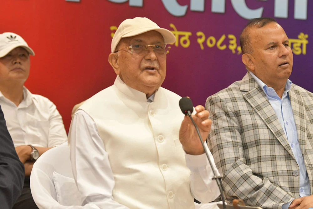 पितृशोकमा रहेका ओलीलाई भेट्न पुगे झलनाथ खनाल