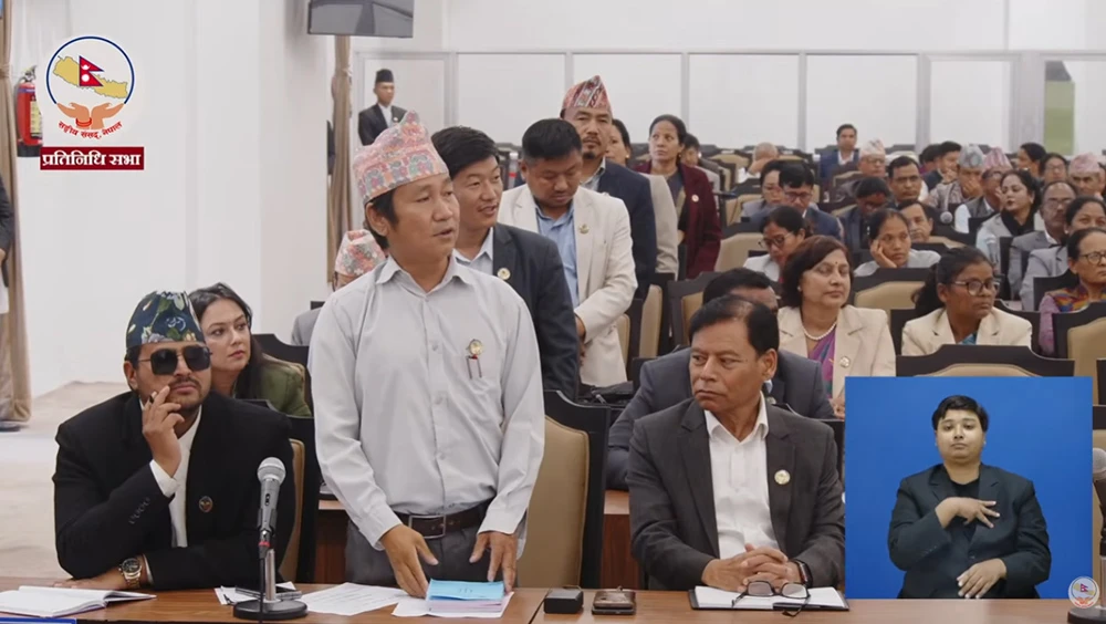 भारतमा संसद भवनमै धर्नामा किन बसे सांसद ?