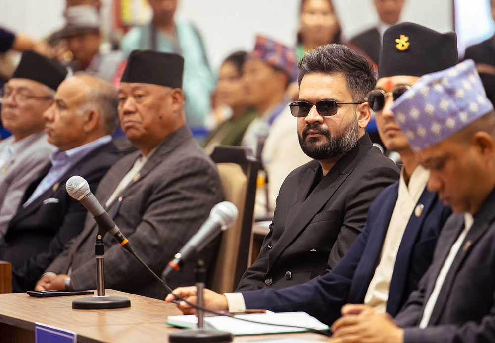 भारतमा संसद भवनमै धर्नामा किन बसे सांसद ?
