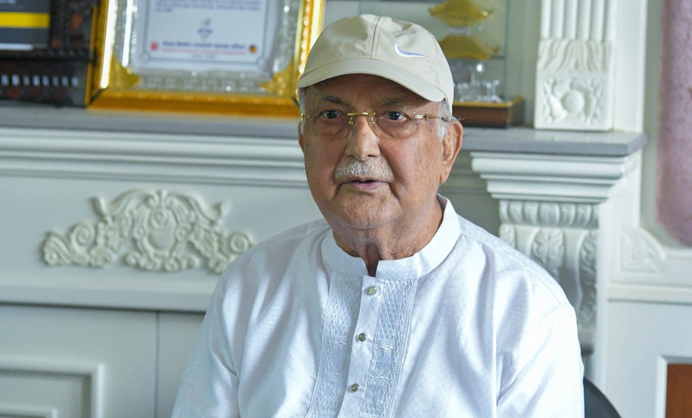 पितृशोकमा रहेका ओलीलाई भेट्न पुगे झलनाथ खनाल