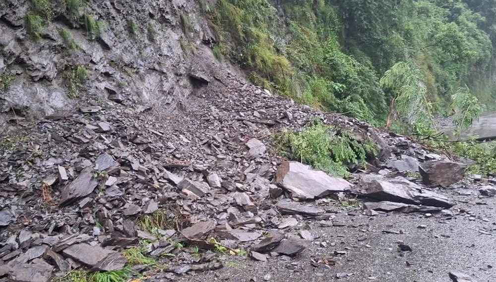 अविरल वर्षाले देशभरका दर्जनौँ सडक अवरुद्ध