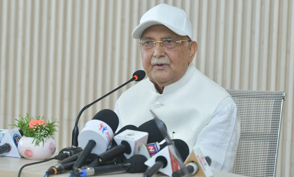 पितृशोकमा रहेका ओलीलाई भेट्न पुगे झलनाथ खनाल
