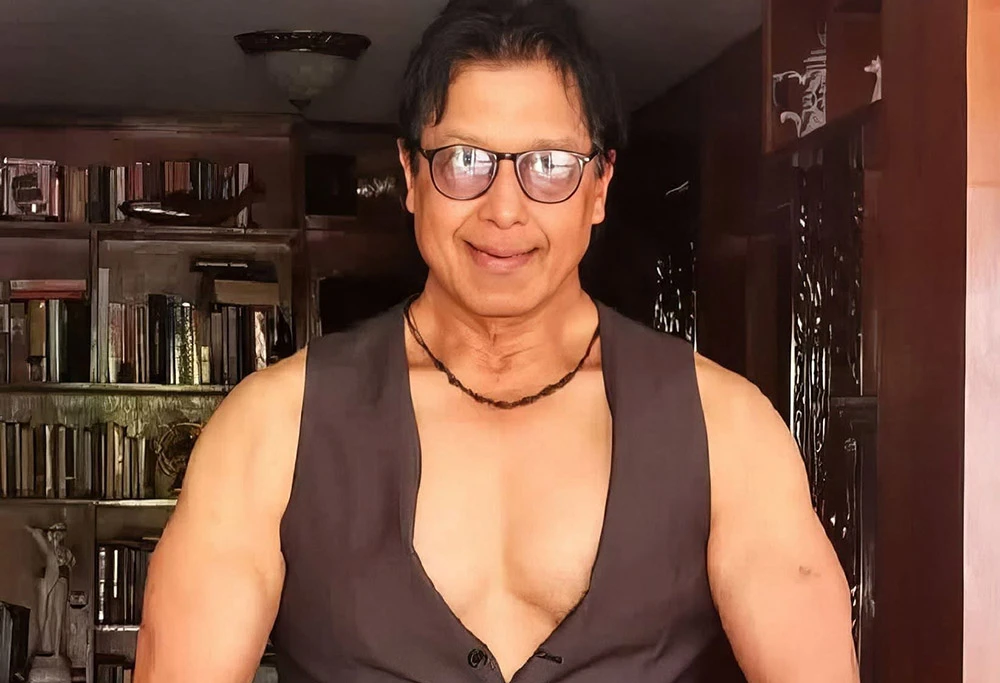 राहत बाँड्न हेलिकप्टरबाट हेलम्बु पुगे राजेश हमाल