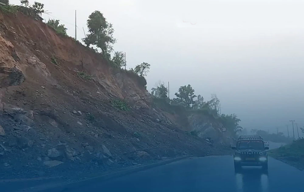 कुलेखानी फाखेल काठमाडौँ सडक पुर्ण रुपमा अवरुद्ध