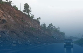 मुग्लिन–नारायणगढ सडकमा तीन स्थानमा ढुंगा र लेदो खस्यो, एकतर्फी सवारी सञ्चालनमा