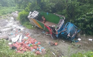 भीमफेदीमा तरकारी बोकेको ट्रक दुर्घटना: एक जनाको मृत्यु