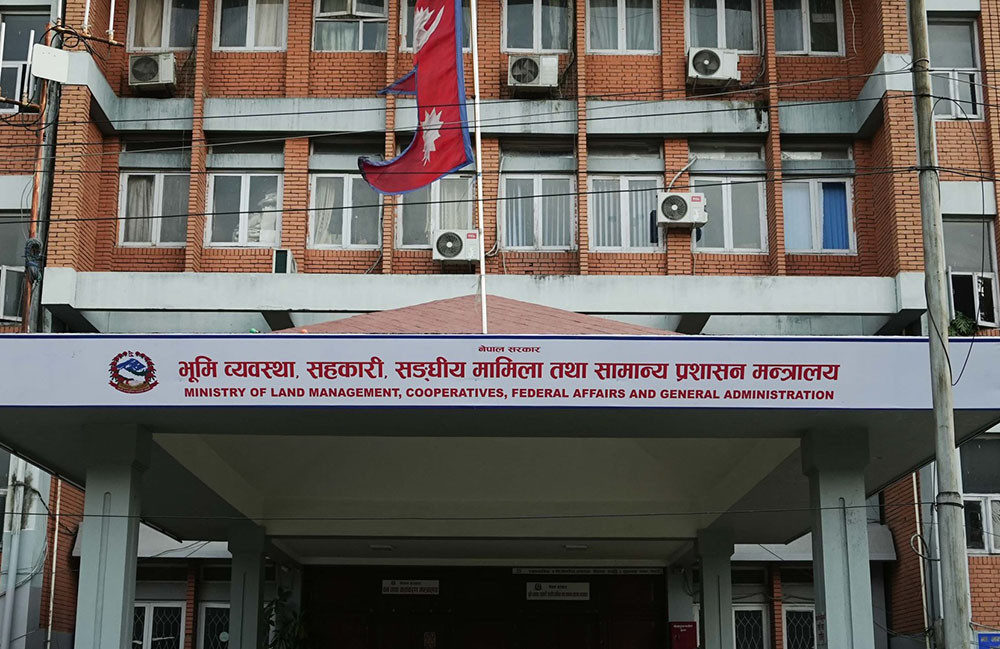 ज्येष्ठ नागरिकमाथि दुर्व्यवहार गरेका बेलफीका प्रमुख प्रशासकीय अधिकृतलाई स्पष्टीकरण पेश गर्न निर्देशन