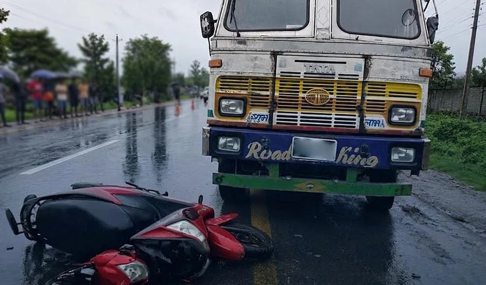 कैलालीमा ट्रकसँग ठोक्किँदा स्कुटर चालकको मृत्यु