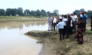 मन्त्री श्रेष्ठद्वारा सुनसरी खोला तटबन्ध क्षेत्रको निरीक्षण