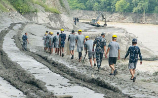 भोटेकोशी बाढी: सम्पर्कविहीन हुनेको संख्या बढ्दै