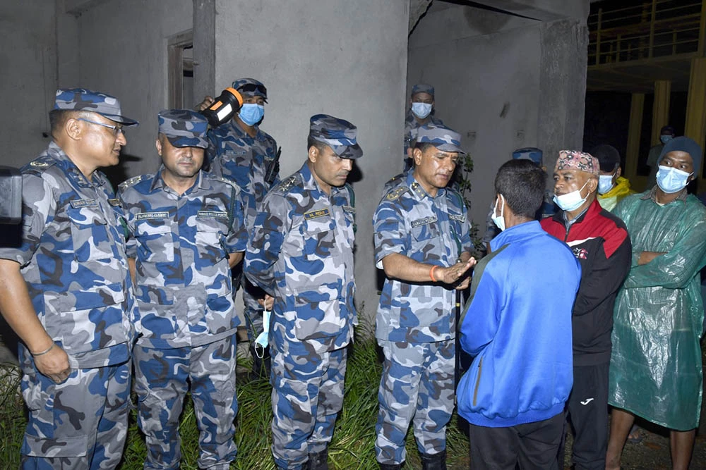 काेराेनाबारे जनतालाई सचेत गराउदै प्रहरी सडकमा