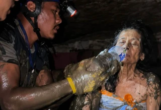 भोटेकोशी बाढीको ११औँ दिनमा बेत्रावतीबाट ६४ वर्षीया चन्द्रिका श्रेष्ठको उद्धार