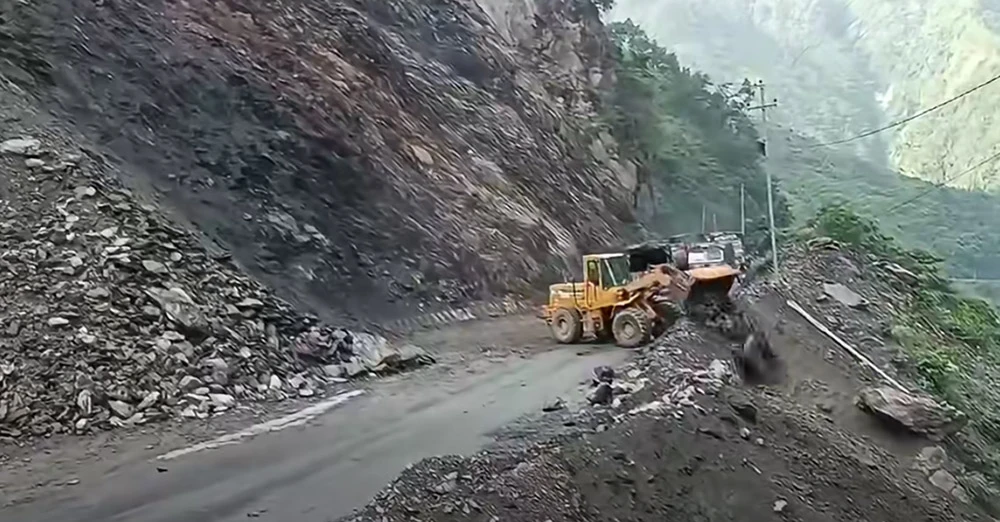 तुइनखोलामा माटो कटान कार्य गरिदै, सवारी आवागमना आंशिक रोक