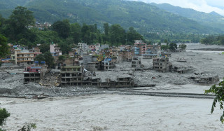 भोटेकोशी बाढीप्रभावितलाई विदुर नगरपालिकाले घरभाडाबापत १० हजार दिने