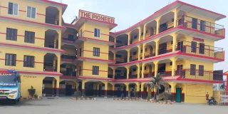 भोटेकोशी बाढी प्रभावितलाई द पाइनियर स्कुलको १ लाख ३५ हजार सहयोग