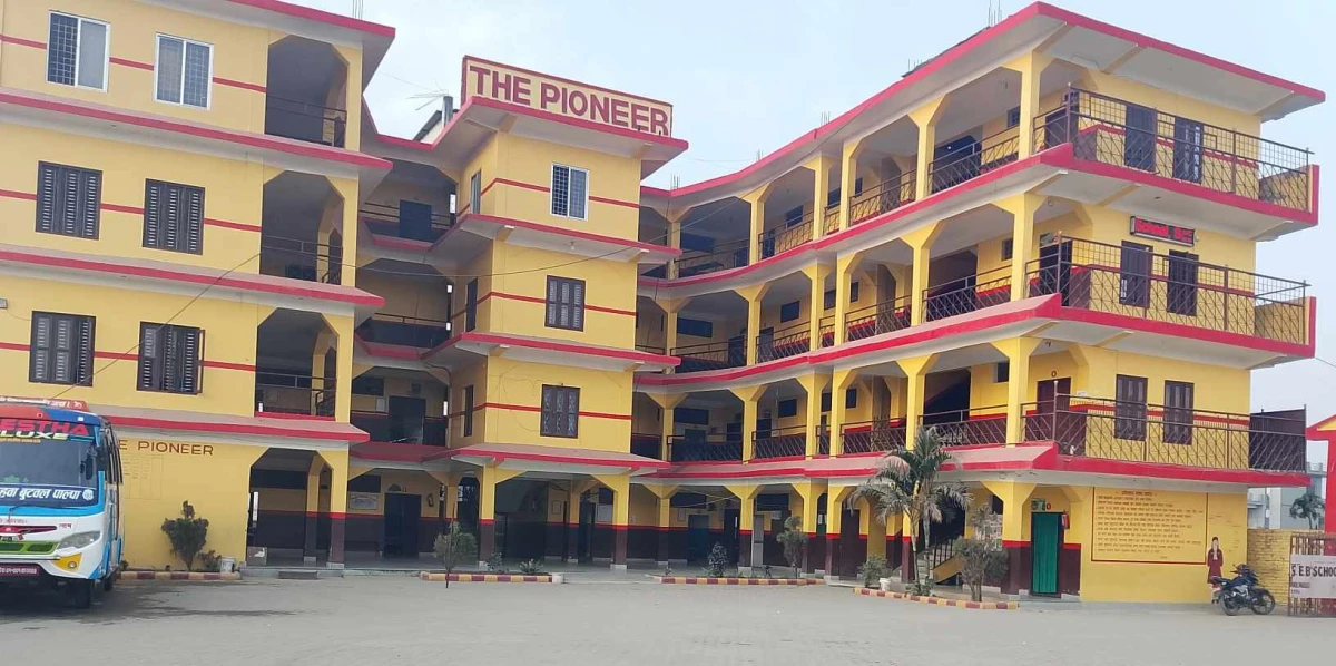 भोटेकोशी बाढी प्रभावितलाई द पाइनियर स्कुलको १ लाख ३५ हजार सहयोग