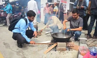 ग्यास अभावपछि सडकमै दाउरामा खाना पकाएर विद्यार्थीको सांकेतिक विरोध