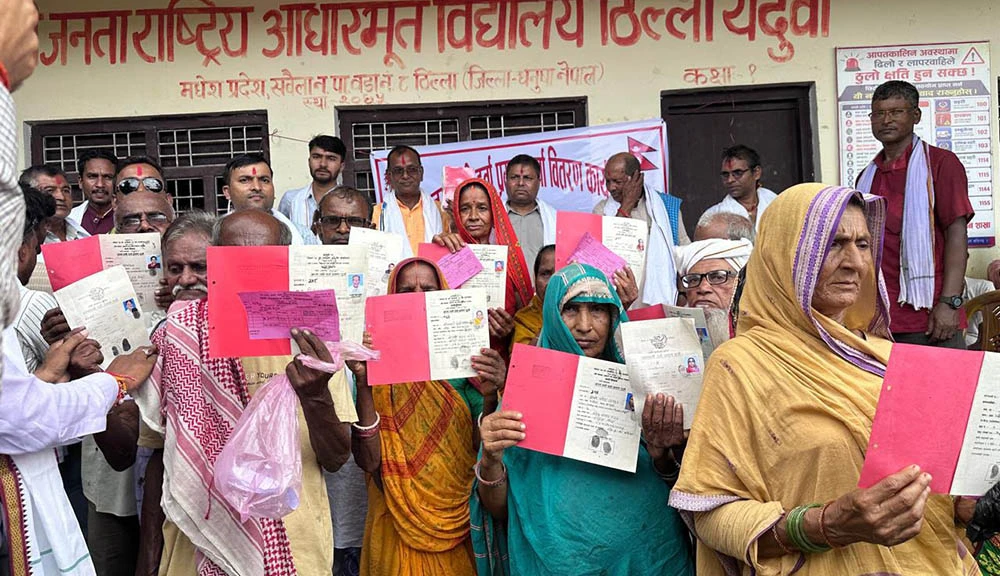धनुषाका ३८८ परिवारले पाए लालपुर्जा