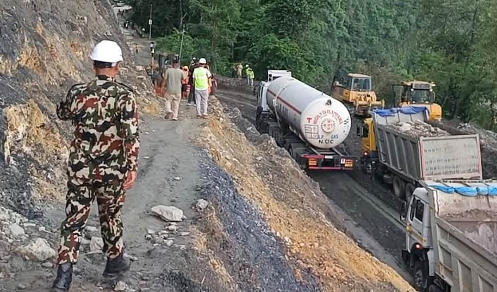 आज राति पृथ्वी राजमार्गमा सम्पुर्ण सवारी आवागमन बन्द