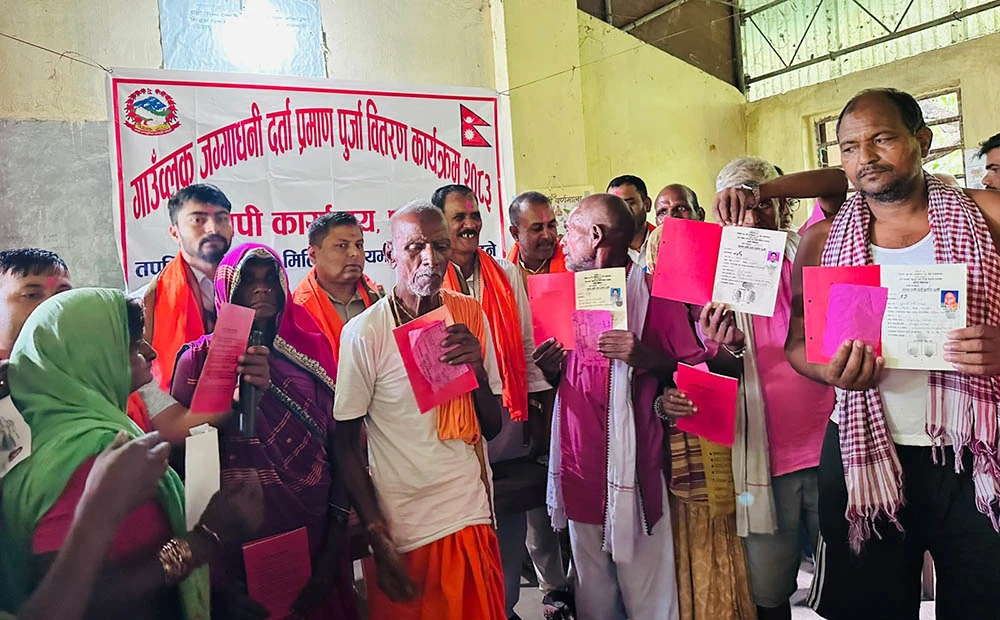 धनुषाका ३८८ परिवारले पाए लालपुर्जा