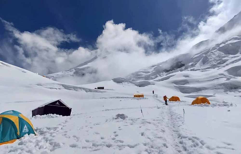 चितवनमा बस र मोटरसाइकल ठोक्किँदा दुई जनाको मृत्यु