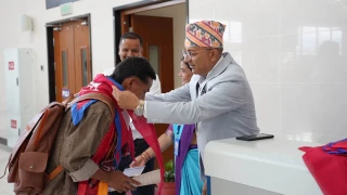पोखराबाट पहिलो उडानमा दुबई जाने यात्रुलाई नगर प्रमुख आचार्यले गरे बिदाई