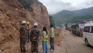 पृथ्वी राजमार्गको शीतल बजार खण्डमा दुईतर्फी यातायात सञ्चालन