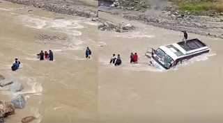 रोशी खोलामा बस बीचमै फस्यो, यात्रुको उद्धार