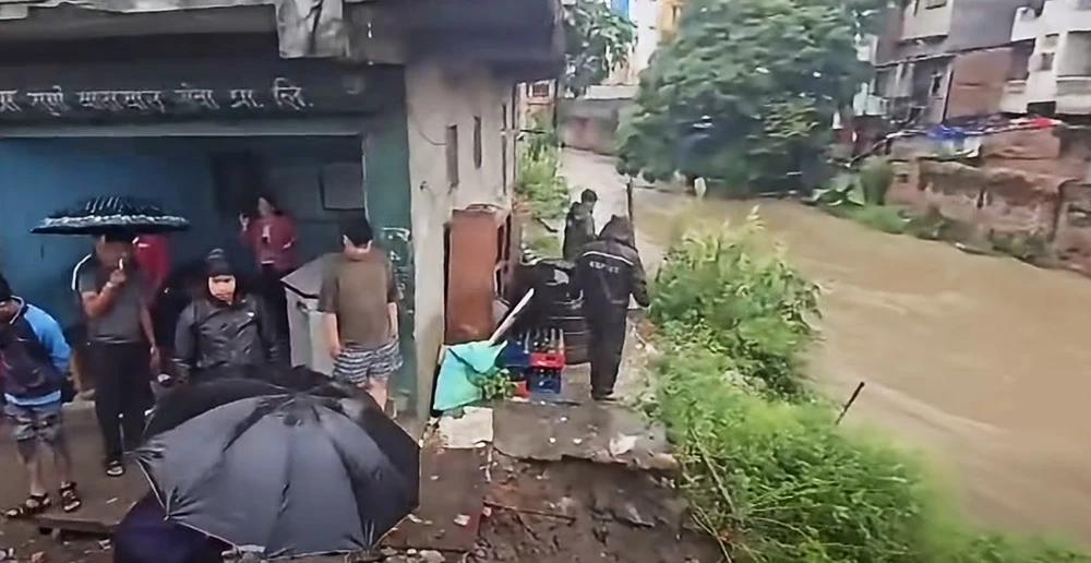 बल्खु खोलाको बाढीले किनारका घर जोखिममा, २० जनालाई सारियो