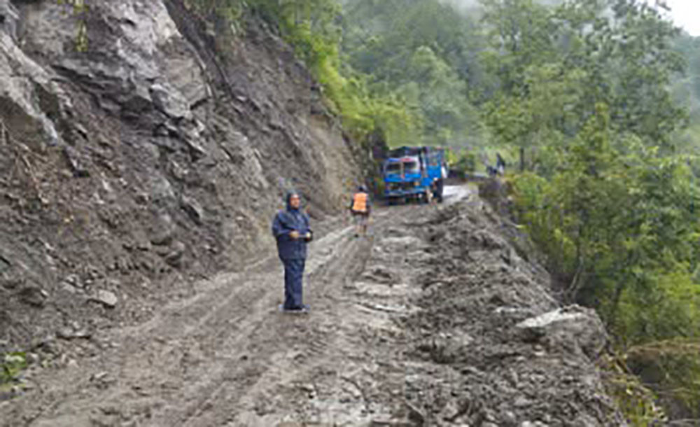 पहिरो पन्छाएपछि कर्णाली राजमार्ग सञ्चालनमा