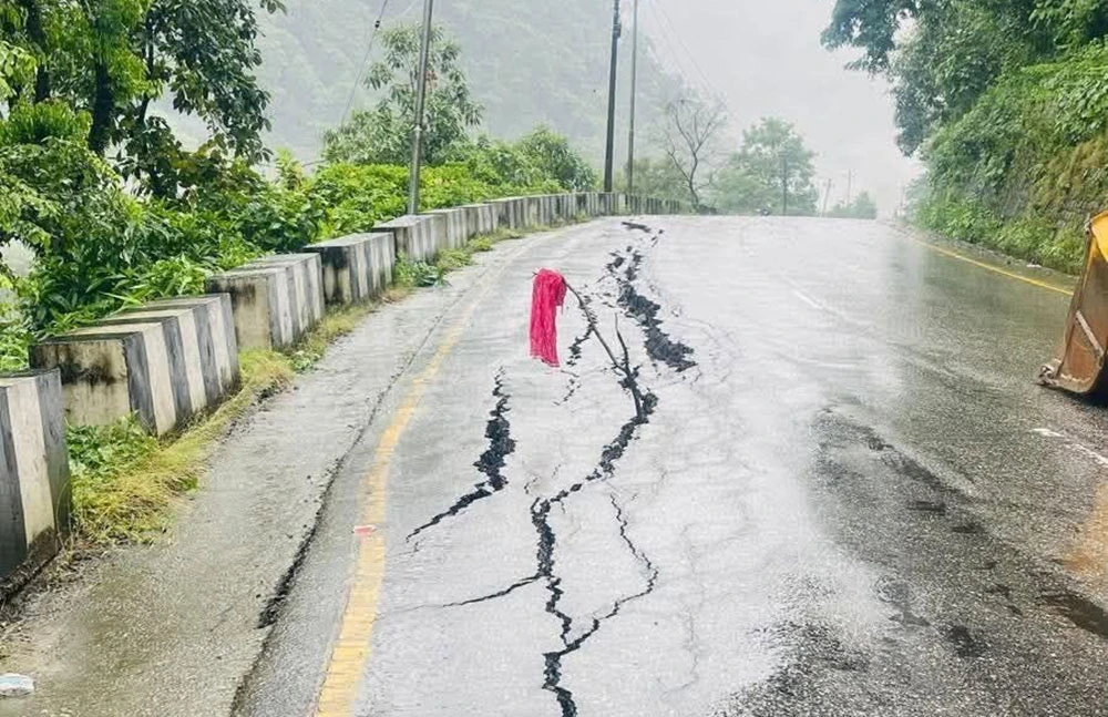 सिमलतालमा सडक भासिएपछि मुग्लिन–नारायणगढ सडक एकतर्फी