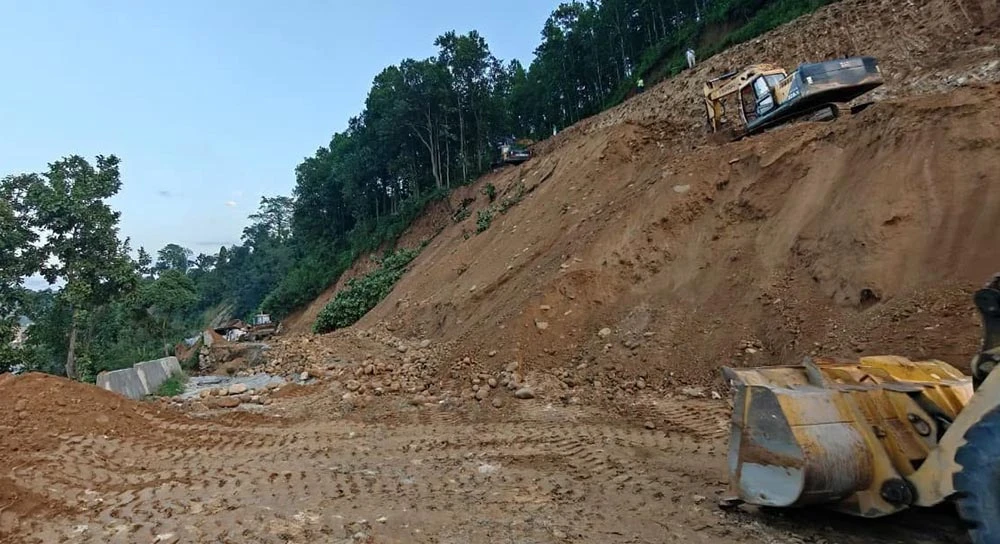 भासिएर अवरुद्ध भएको पृथ्वी राजमार्ग दुईतर्फी सञ्चालनमा