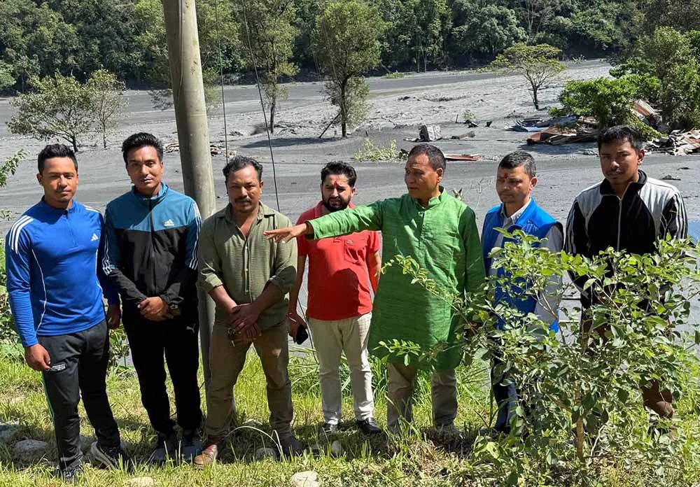 बूढीगण्डकी बाढी प्रभावित आरुघाट क्षेत्रमा पुगे कुलमान घिसिङ