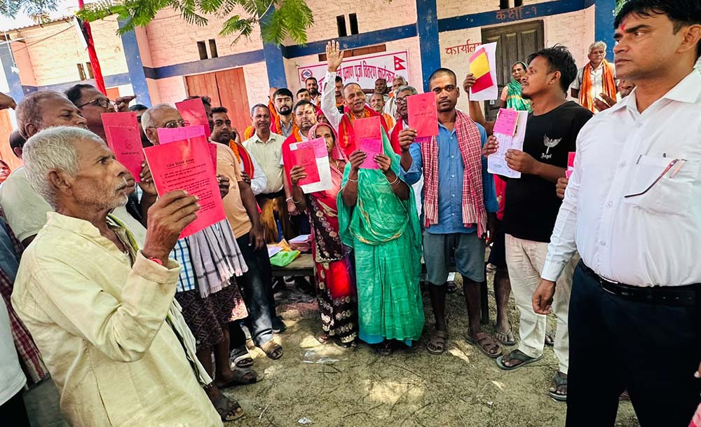 धनुषाका थप २३३ परिवारले पाए लालपुर्जा