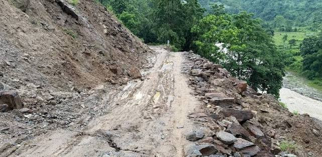 अविरल वर्षाले तीन राष्ट्रिय राजमार्गका विभिन्न स्थानमा सडक अवरुद्ध